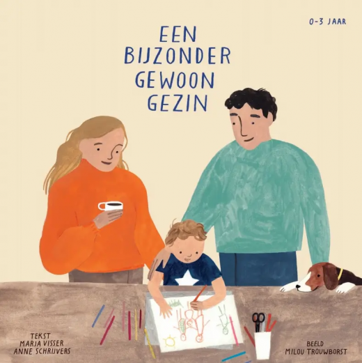 Voorkant boekje "een bijzonder gewoon gezin" voor 0-3 jaar. Het is een tekening van een vader en moeder met daartussen een jongen aan tafel die een tekening maakt.