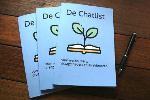 drie Chatlistboekjes met daarnaast een pen. Op de voorkant een opengevouwen boekje met daaruit een plant groeiend.