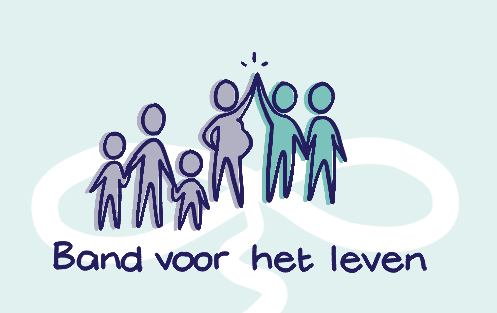 Een zwangere draagmoeder samen met haar familie en wensouders. De draagmoeder en wensouders maken samen een high five.
