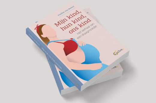Twee boeken op elkaar met de titel Mijn kind, hun kind, ons kind en als plaatje een zwangere vrouw
