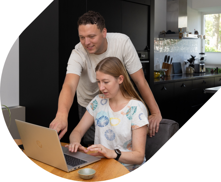 Wensvader en wensmoeder zitten samen achter de computer