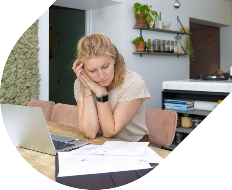 Draagmoeder leest verschillende documenten aandachtig door.