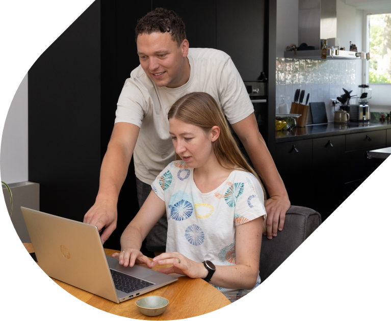 Draagmoeder en vader achter de computer