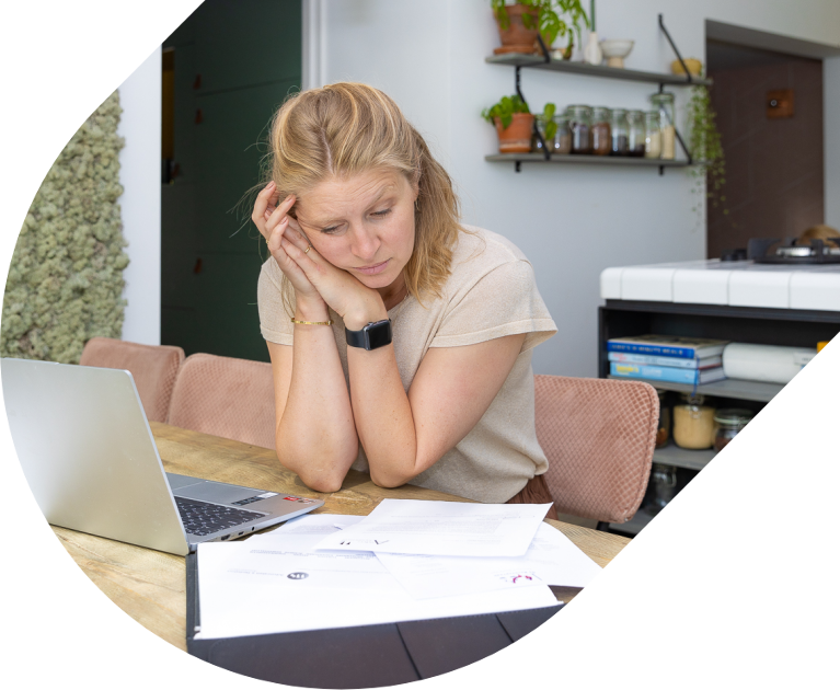 Draagmoeder leest aandachtig een document door